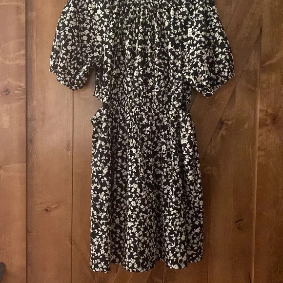 Old Navy Black and White Floral Poplin Dress - Picture 6 of 10